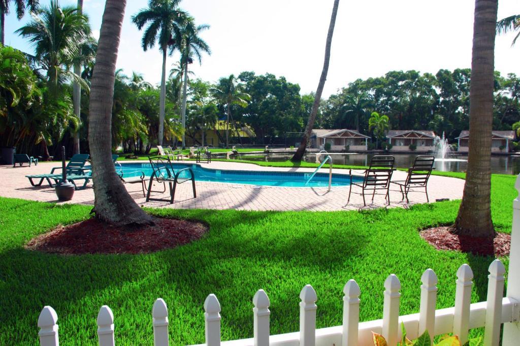 Rock Lake Resort Fort Myers Exteriör bild